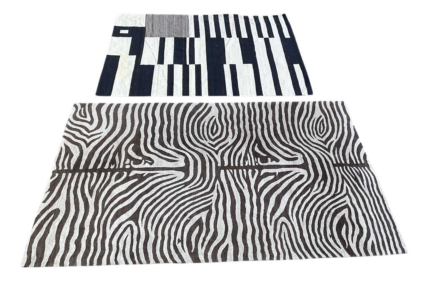 Lot 61 - RALO CARPET; a modern machine made grey and...