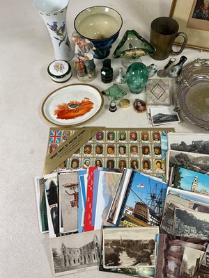 Lot 44 - A small collectors' lot, to include a George...