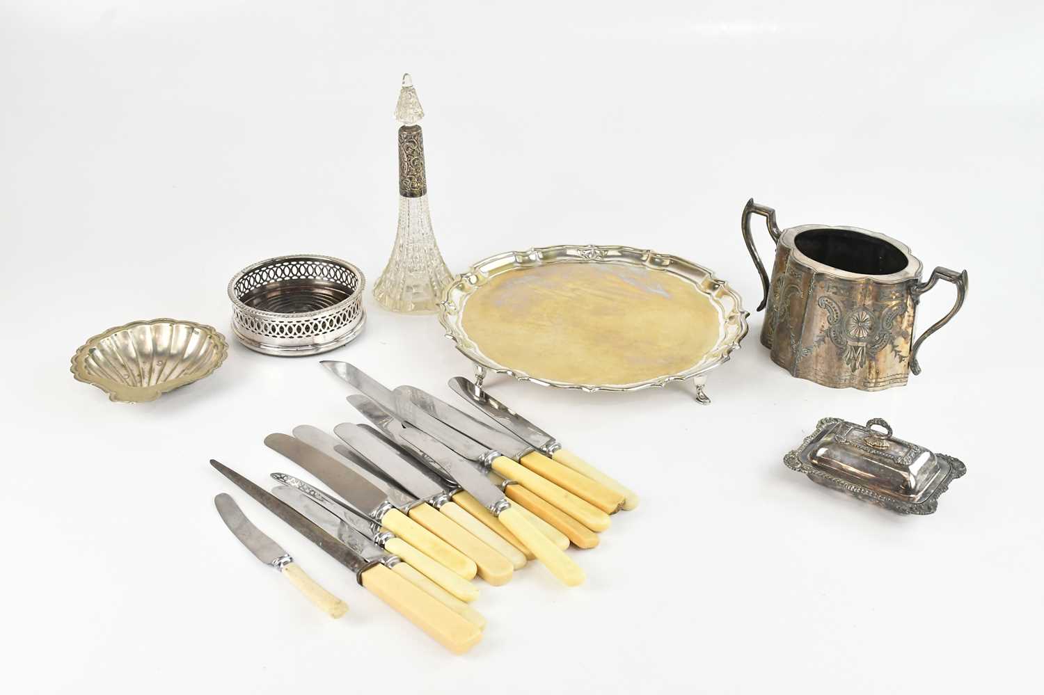 Lot 45 - A small collection of assorted silver plate...