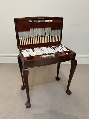 Lot 4 - A canteen of silver plated flatware, in Kings...
