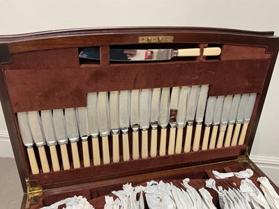 Lot 4 - A canteen of silver plated flatware, in Kings...