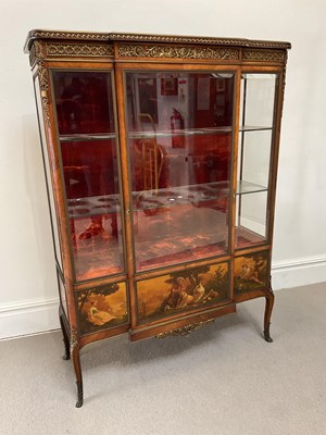 Lot 2021 - A good 19th century French vitrine with gilt...