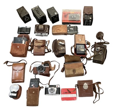 Lot 487 - A collection of assorted vintage cameras and...