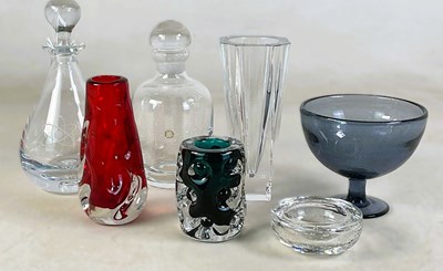 Lot 361 - A group of decorative glassware to include...