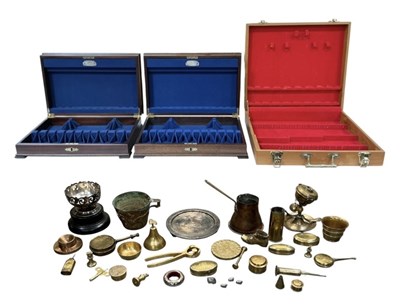 Lot 597 - A small quantity of assorted metalware...