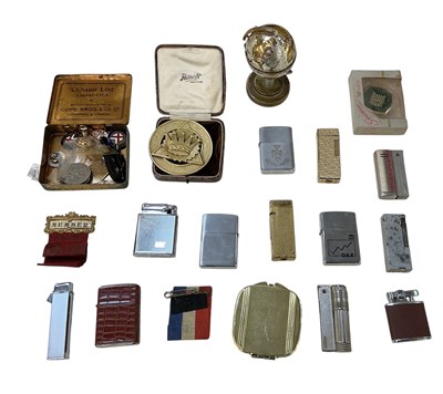 Lot 410 - A quantity of assorted collectors' items...