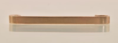 Lot 1481 - A 9ct yellow gold bar brooch/tie pin, length 3....
