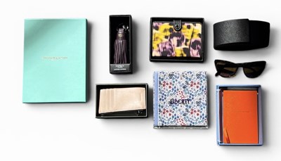 Lot 558 - A small quantity of assorted designer items,...