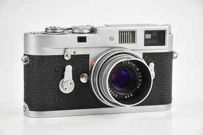 Lot LEICA; a M2 35mm rangefinder film camera...