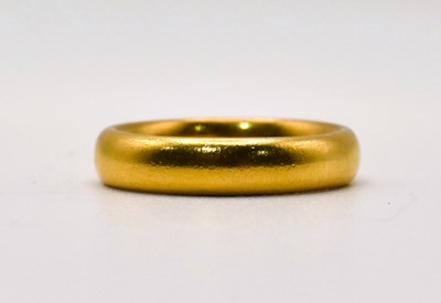 Lot 637 - A 22ct yellow gold wedding band, size H, 5.8g
