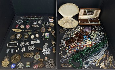 Lot 673 - A large quantity of assorted costume jewellery...