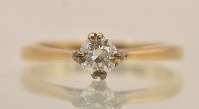 Lot 1285 - An 18ct yellow gold diamond solitaire ring,...