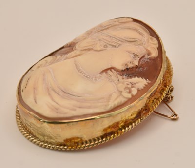 Lot 1477 - A large 9ct yellow gold cameo brooch with...