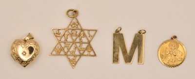 Lot 1394 - A 9ct yellow gold heart shaped locket pendant,...