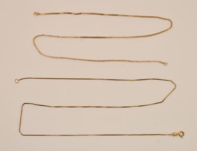Lot 1401 - A 9ct yellow gold box link necklace with...