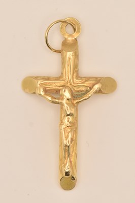 Lot 1418 - An 18ct yellow gold crucifix pendant, 3 x...