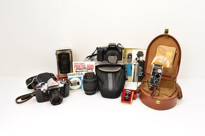Lot 486 - A small collection of vintage cameras and...