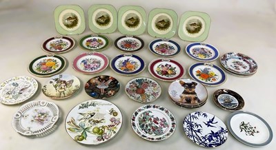Lot 322 - A large quantity of decorative plates, to...