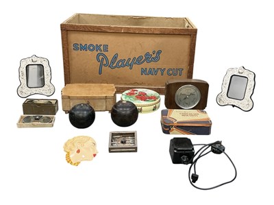 Lot 391 - A quantity of assorted collectors' items...