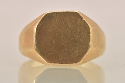 Lot 1258 - A 14ct yellow gold signet ring, with blank...