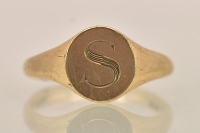 Lot 1323 - A 9ct yellow gold signet ring, inscribed with...