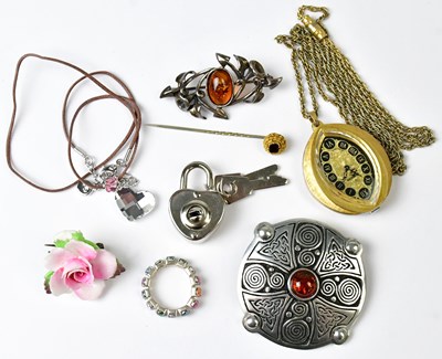 Lot 1120 - A quantity of vintage and modern costume...