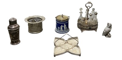 Lot 1076 - A quantity of assorted silver plated items,...