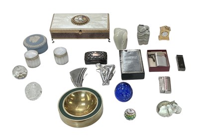 Lot 421 - A quantity of assorted collectors' items...