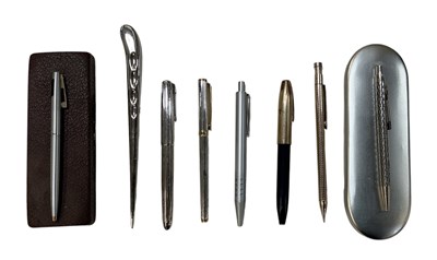 Lot 393 - A quantity of assorted pens including Sheaffer...
