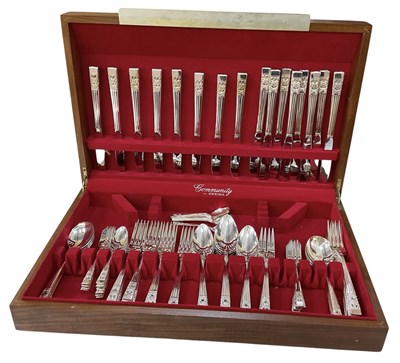 Lot 1084 - COMMUNITY BY ONEIDA; a modern cased part...