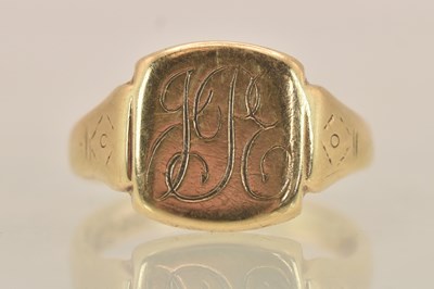 Lot 1284 - A 9ct yellow gold signet ring, size O, approx...