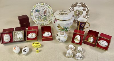 Lot 284 - A quantity of decorative ceramic items to...