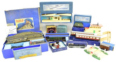 Lot 320 - HORNBY DUBLO; a tank goods train, set no. EDG7,...