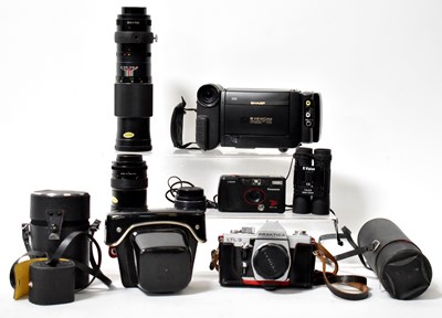 Lot 565 - A small collection of cameras and equipment,...