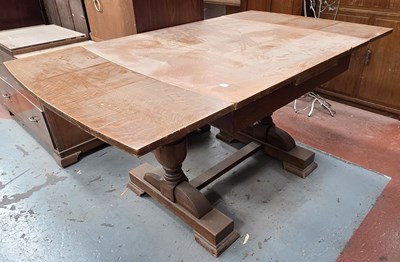 Lot 44 - An early 20th century oak draw-leaf table,...