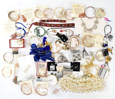 Lot 1119 - A quantity of vintage and modern costume...