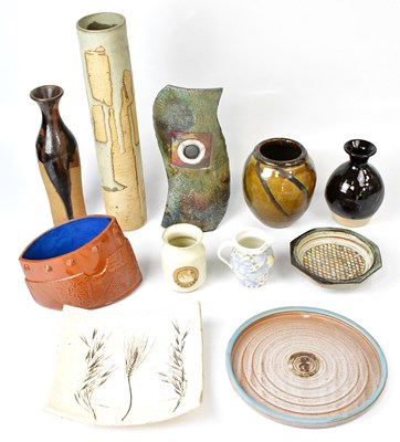 Lot 248 - A small mixed lot of studio ceramics to...