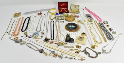 Lot 1109 - Various items of modern and vintage costume...
