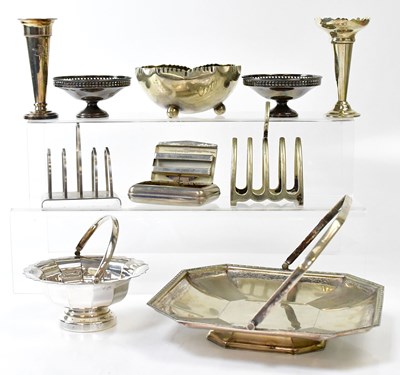 Lot 673 - A mixed lot of plated ware, to include a cased...