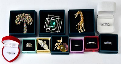Lot 1121 - A collection of boxed silver and other...