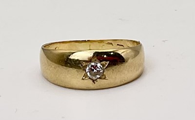 Lot 653 - A yellow metal single stone diamond ring, size...
