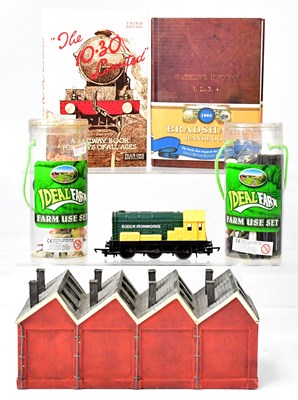 Lot 318 - A quantity of OO gauge model railways...