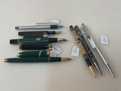 Lot 72 - A vintage The Unique Pen, circa 1940, with a...