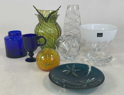 Lot 367 - A quantity of decorative art glass, including...