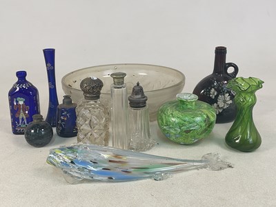 Lot 379 - A quantity of decorative glass to include a...