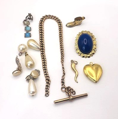 Lot 646 - A 9c gold watch chain with T bar, testing as...