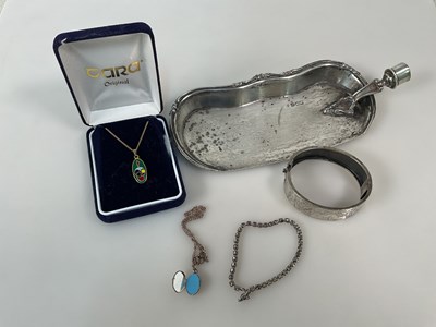 Lot 581 - A George V hallmarked silver crumb scoop,...