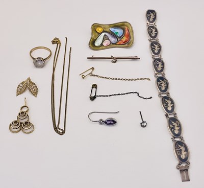 Lot 652 - A group of 9ct gold, silver and costume...