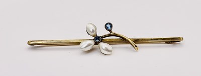 Lot 671 - A 9ct yellow gold aquamarine and seed pearl...