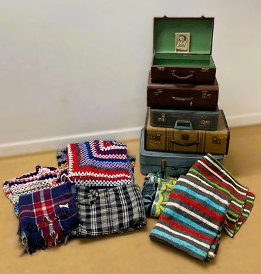 Lot 139 - A quantity of vintage textiles, to include...